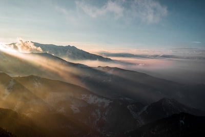 满山云雾